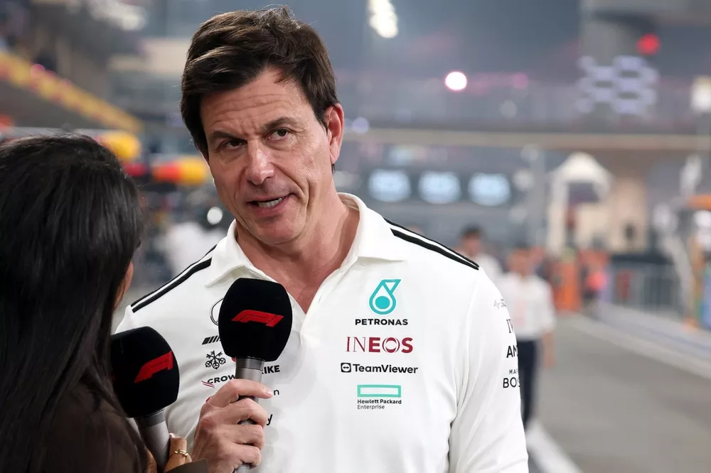 Wolff, 2016’daki mücadelede Hamilton ve Rosberg’i kovmayı düşündüğünü açıkladı